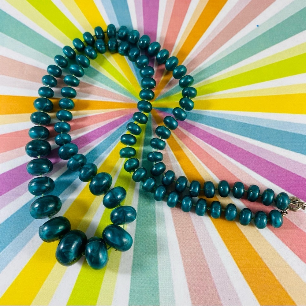 Very vintage a super cool deep green graduated plastic bead necklace